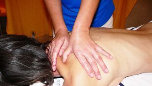 Servikal omurganın osteokondrozu için masaj seansı