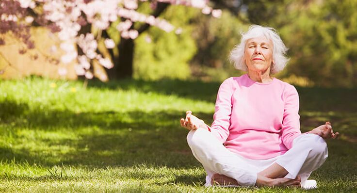 kalça artrozu ile meditasyon yaşlı kadın