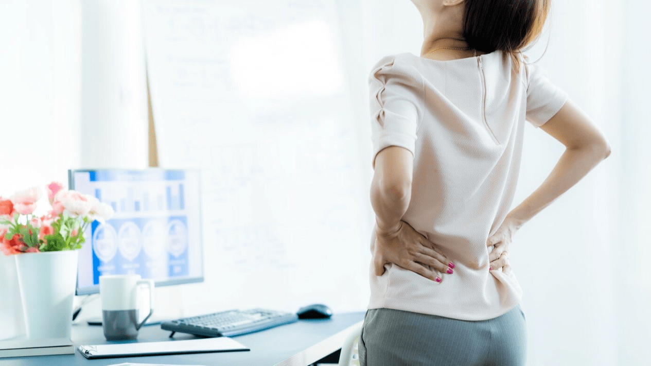 Lomber omurganın osteokondrozu, lomber bölgede ağrı ve rahatsızlık eşlik eder